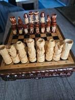 Prachtig handgemaakt houten schaakspel, mooi houtsnijwerk, Een of twee spelers, Ophalen of Verzenden, Zo goed als nieuw, Studio 100