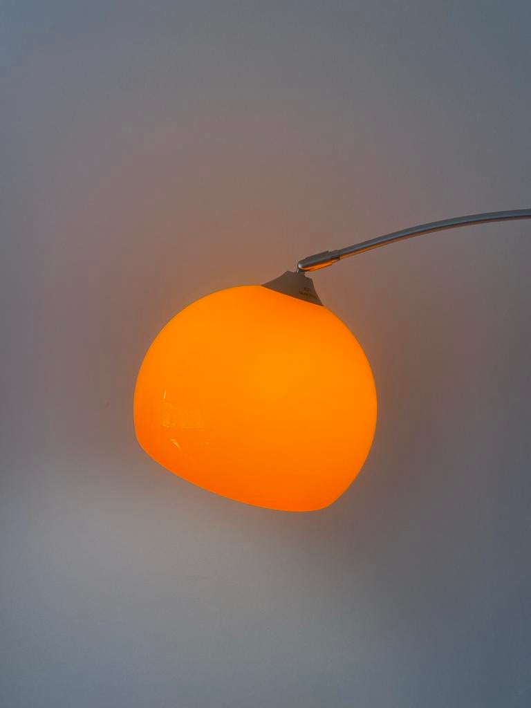 Oranje booglamp met marmeren voet, Huis en Inrichting, Lampen | Vloerlampen, Ophalen, Zo goed als nieuw, 150 tot 200 cm