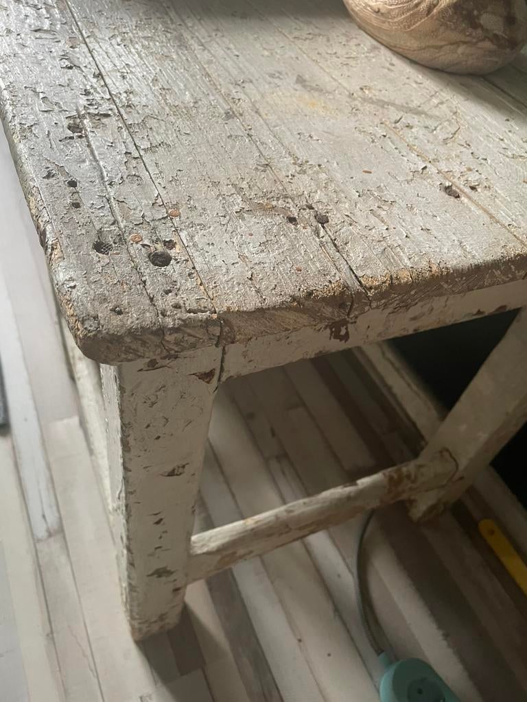 Mooie oude verweerde bijzettafel, Huis en Inrichting, Ophalen of Verzenden, Zo goed als nieuw, Rond, Minder dan 55 cm