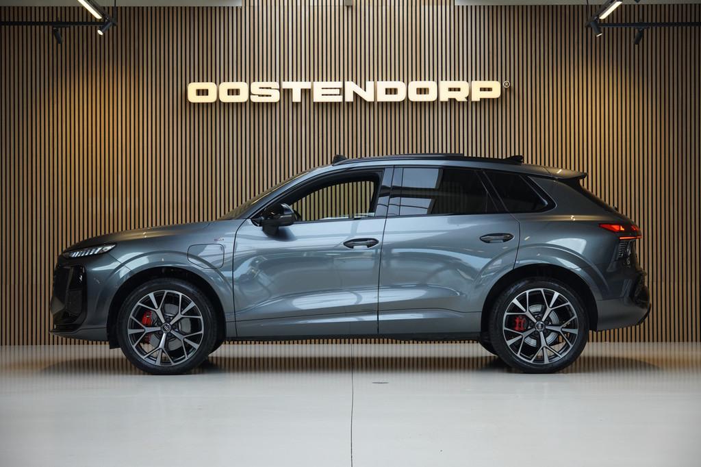 Audi Q3 1.5/272pk 200kW e-hybrid S-Line Blackstyle|2025|Pano, Auto's, Audi, 1800 kg, Zwart, 4 cilinders, Alcantara