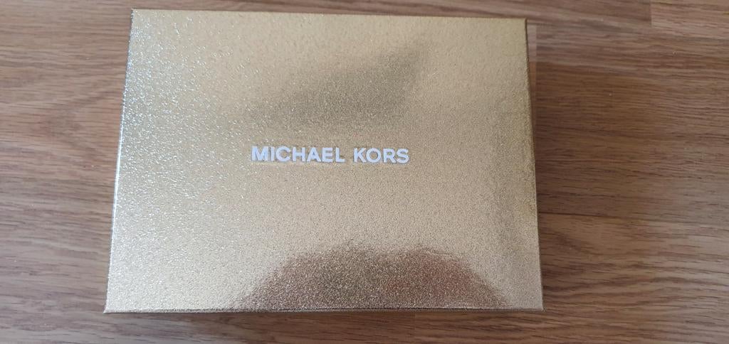 NIEUWE SET van MICHAEL KORS...SJAAL en MUTS..prachtig!!, Kleding | Dames, Mutsen, Sjaals en Handschoenen, Ophalen of Verzenden
