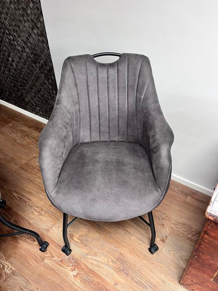 4 eetkamer stoelen met wieltjes, Huis en Inrichting, Stoelen, Zo goed als nieuw, Vier, Grijs, Ophalen