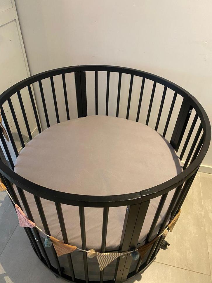 Ronde babybox met wieltjes, zwart met matras en hoesjes, Kinderen en Baby's, Boxen, Gebruikt, Rond, In hoogte verstelbaar, Ophalen
