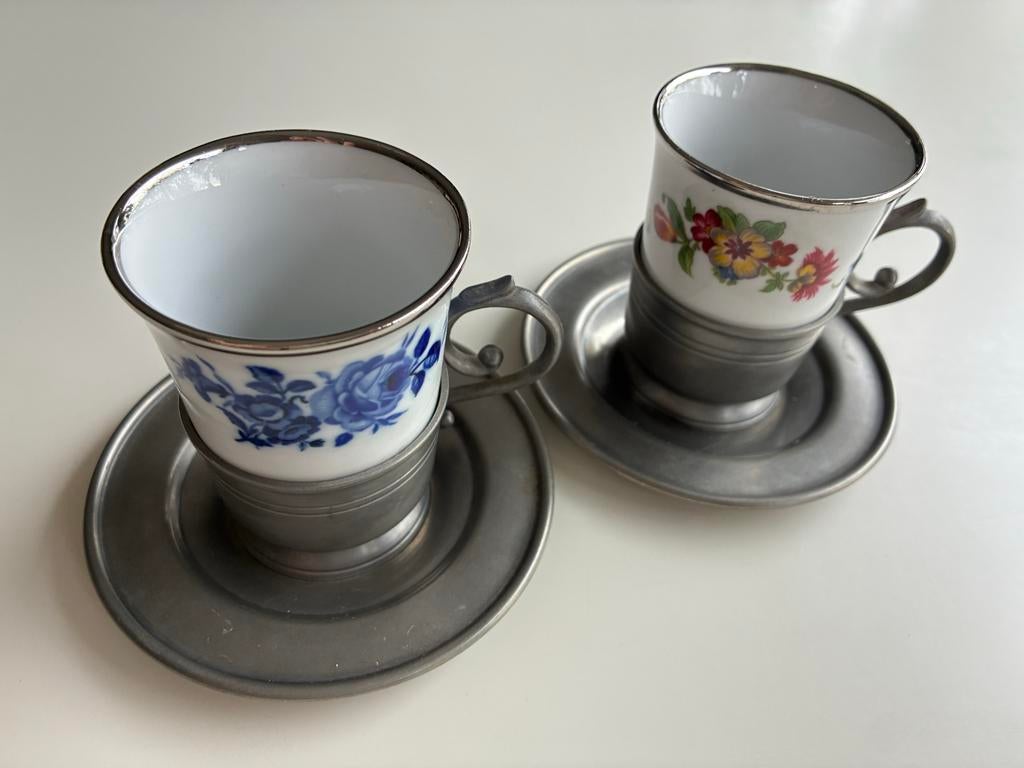 Porseleinen kopjes met tinnen houders, set van 2, Antiek en Kunst, Ophalen of Verzenden