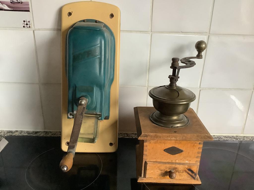 Antieke wandkoffiemolen en schootkoffiemolen, Ophalen of Verzenden