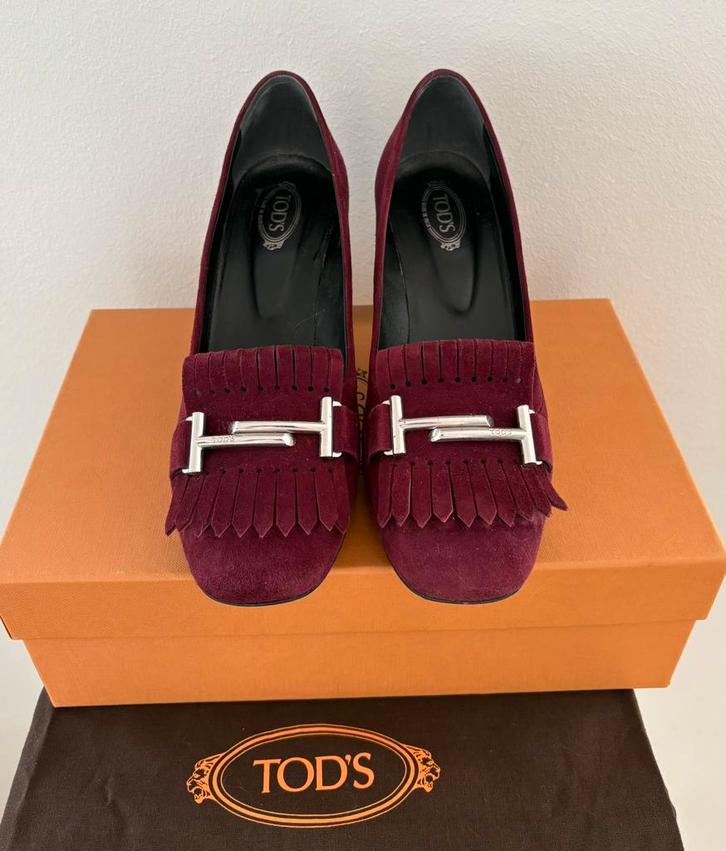 Tod’s suède pumps met T-hardware, Kleding | Dames, Schoenen, Zo goed als nieuw, Pumps, Overige kleuren, Ophalen of Verzenden