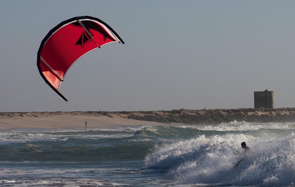 Best Waroo 11 (rood) en 15 (wit) kites met bar, Watersport en Boten, Kitesurfen, Ophalen, Gebruikt, Geen board, 11 m²