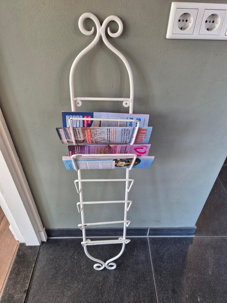 Wit metalen rek voor handdoeken/tijdschriften, Ophalen, Gebruikt