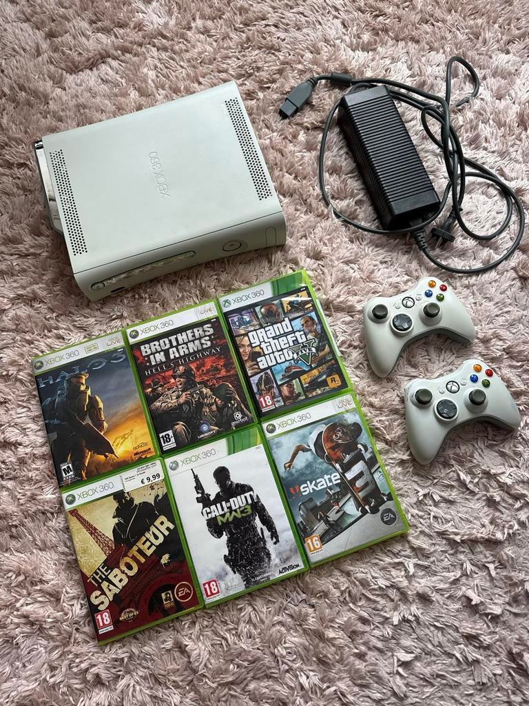 Xbox 360 met 2 controllers en 6 games (o.a. GTA V & Skate 3), Ophalen of Verzenden, Gebruikt, Met games, Met 2 controllers