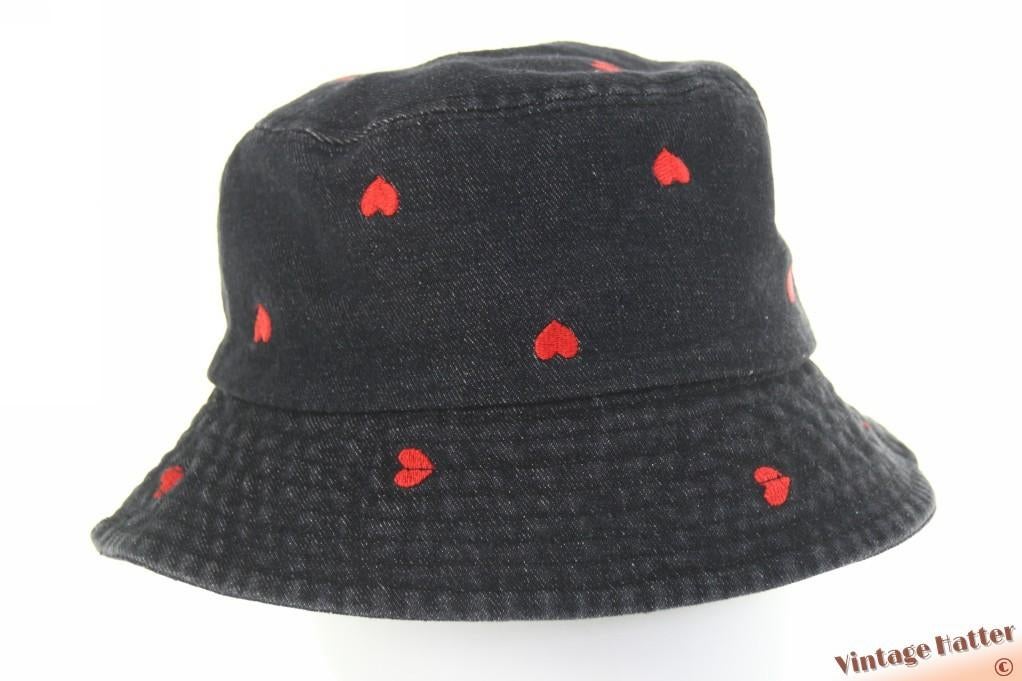 Buckethat zwart denim met rode hartjes katoen 57-59 nieuw, Ophalen of Verzenden, Nieuw, One size fits all, Hoed