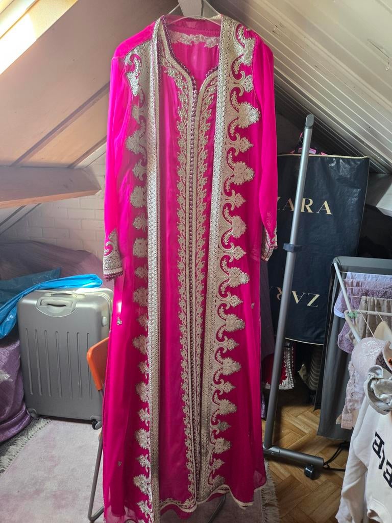 Mooie roze jurk met borduursel, klein scheurtje, Maat 38/40 (M), Overige typen, Ophalen of Verzenden, Onbekend