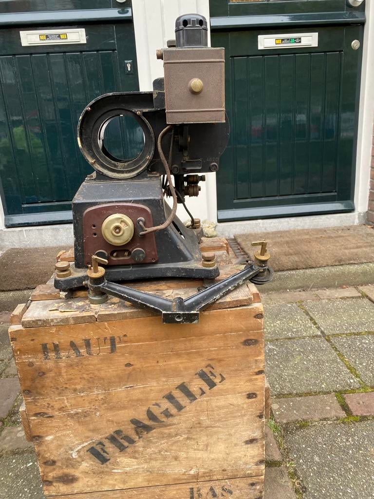 Oude filmprojector pathe rural, Ophalen