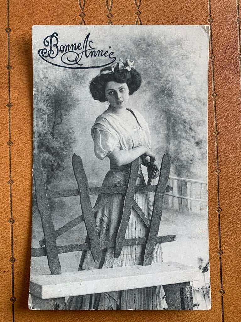 Bonne Année - dame bij bankje, Verzamelen, Ansichtkaarten | Themakaarten, Ophalen of Verzenden, Voor 1920, Gelopen, Feest(dag)
