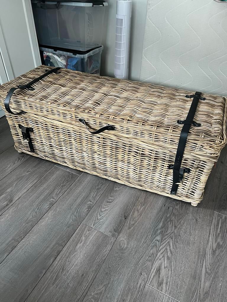 Grote rieten kist met leren banden, Huis en Inrichting, Woonaccessoires | Kisten, Ophalen, Overige materialen, Gebruikt, 100 tot 150 cm
