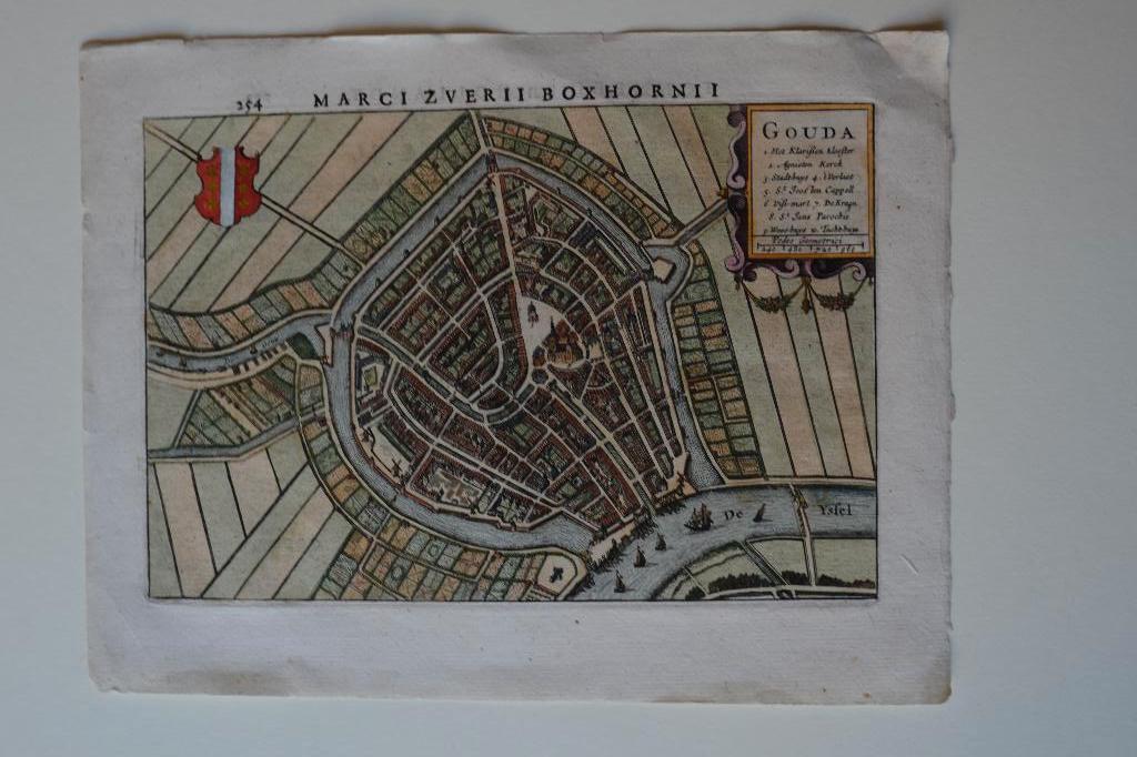 GOUDA Handgekleurde plattegrond gravure 1732 BOXHORNII E3, Boeken, Gelezen, Verzenden, Voor 1800, Landkaart