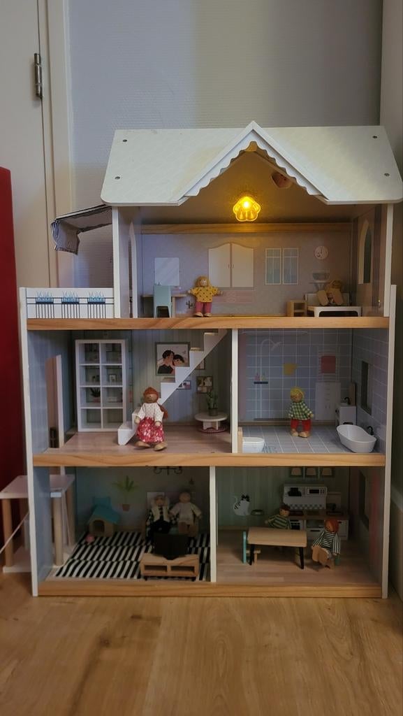 Groot poppenhuis met complete inrichting, licht, bel en lift, Ophalen, Zo goed als nieuw, Poppenhuis