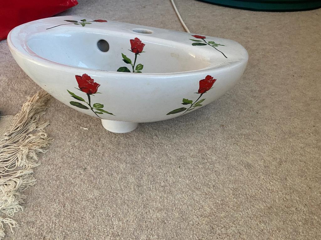 Klein wastafeltje/ fonteintje met rode rozen, Ophalen, Wastafel