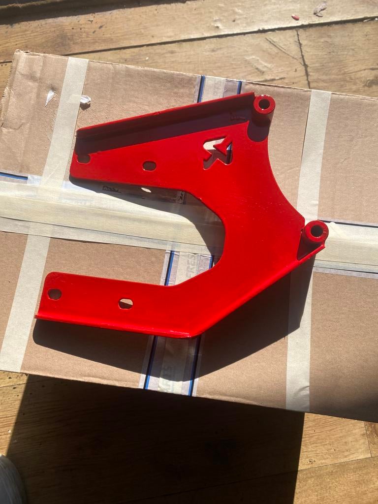 Glans rode akrapovic ophangbeugel - vespa/ piaggio, Ophalen, Zo goed als nieuw, Uitlaat, Piaggio