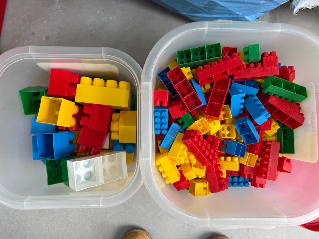 Abrick bouwblokken in twee bakken, Kinderen en Baby's, Speelgoed | Bouwstenen, Ophalen, Gebruikt, Abrick