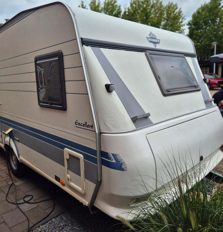 Hobby 460 UFE Excellent Easy caravan uit 2001, Caravans en Kamperen, Caravans, Particulier, tot en met 4, 1000 - 1250 kg, Rondzit