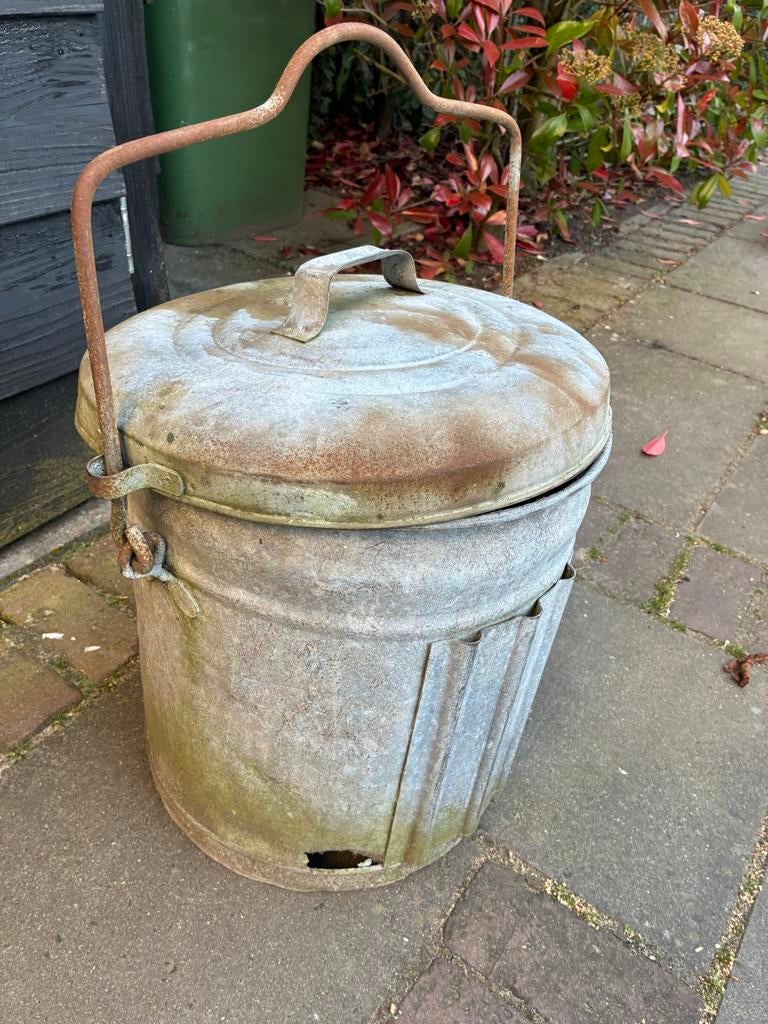 Oude zinken afvalemmer met deksel en handvat, Ophalen, Gebruikt