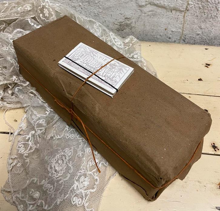 Oude volle verpakking met pakjes vloeipapier GOUDRON LA, Antiek en Kunst, Curiosa en Brocante, Ophalen of Verzenden