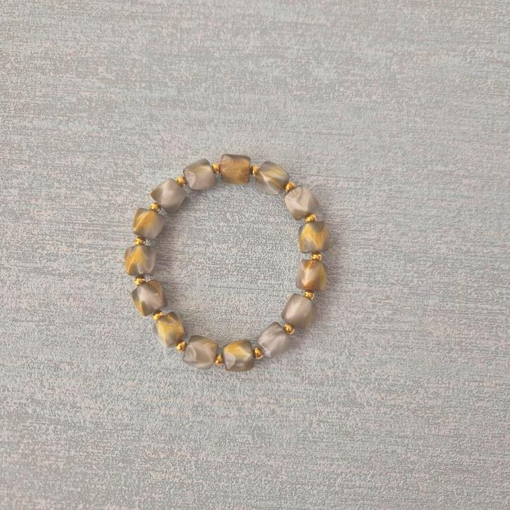 Grijs / goud kralen armband met elastiek, Sieraden, Tassen en Uiterlijk, Armbanden, Nieuw, Elastiek, Grijs, Met bedels of kralen