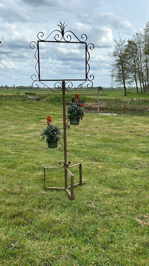 IJzeren standaard voor reclamebord met plantenpotjes, Antiek en Kunst, Curiosa en Brocante, Ophalen