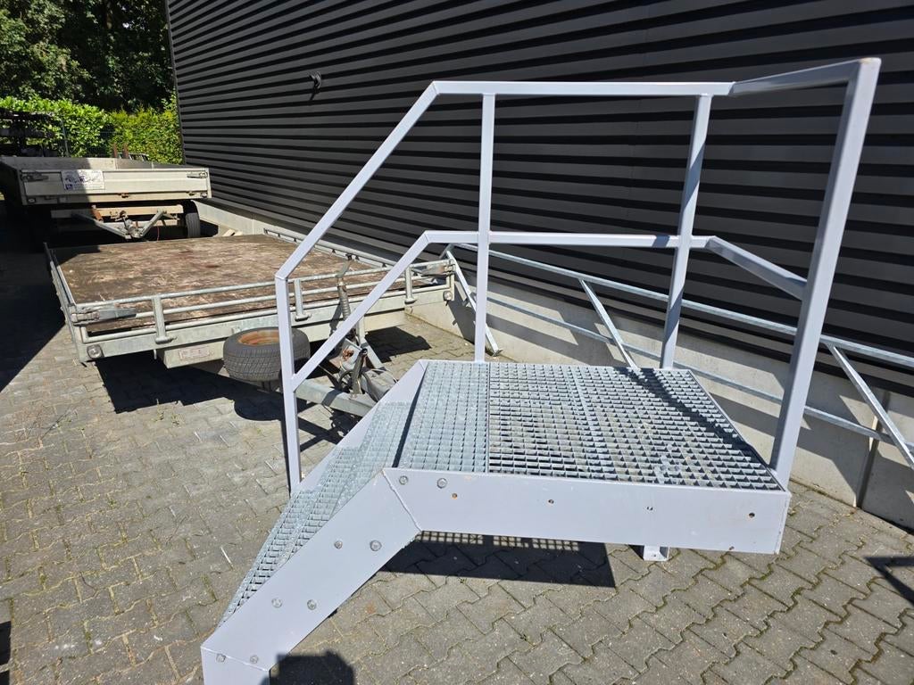 Stalen trap met bordes grijs. Hoog 0,82 mtr. Nob129, Doe-het-zelf en Verbouw, Ladders en Trappen, Ophalen, Gebruikt, 2 tot 4 meter