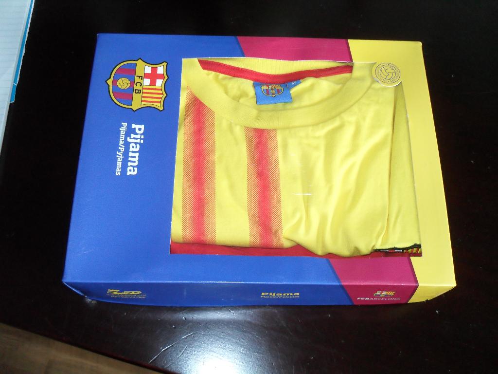 FC BARCELONA pyama maat M  (Nieuw in doos), Maat XS of kleiner, Verzenden, Nieuw, Shirt