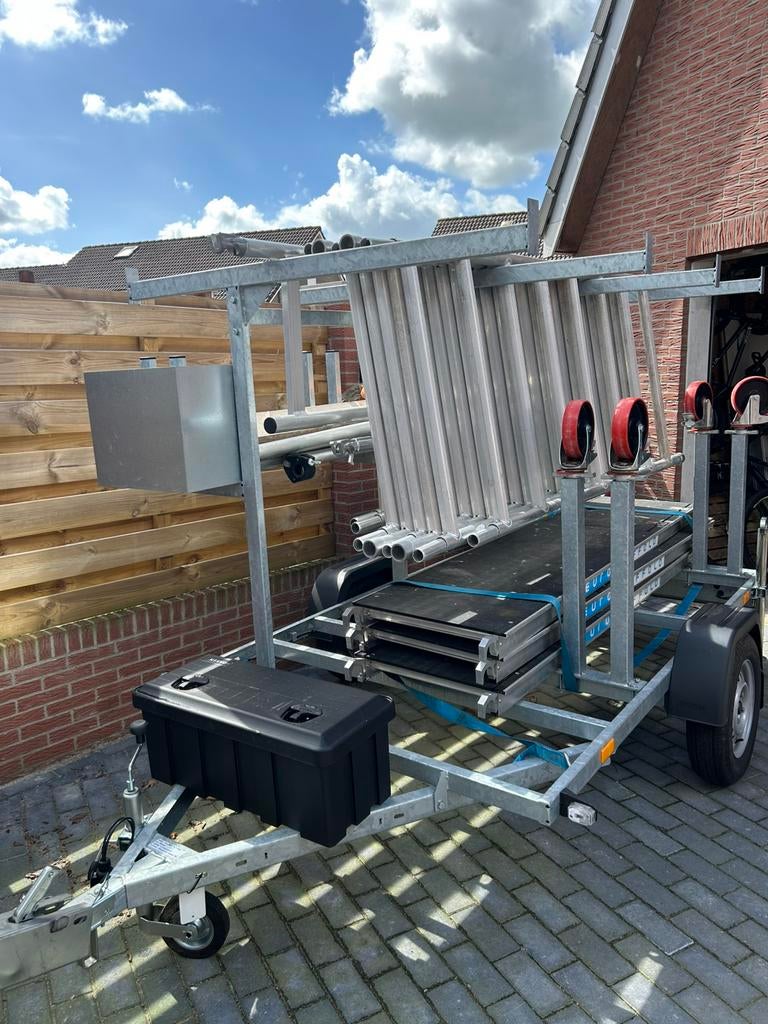 Te Huur Steiger op aanhanger, Ophalen of Verzenden, Zo goed als nieuw, Rolsteiger of Kamersteiger, 5 meter of hoger