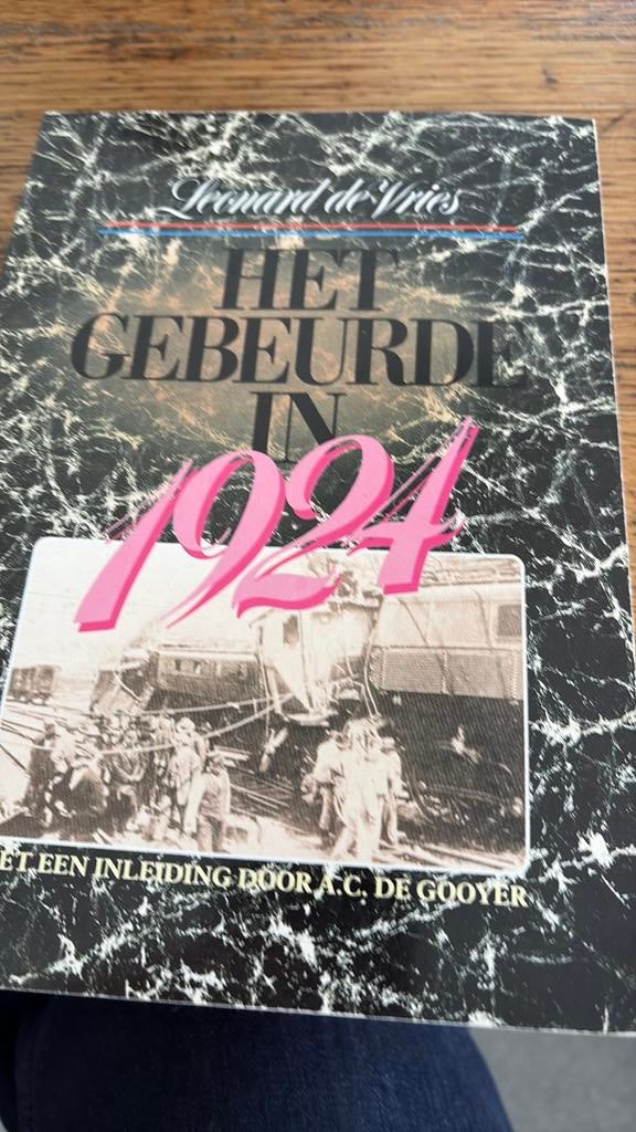 Boek 1924 badmode trein ijmuiden wychen maurik fotomodel, Boeken, Ophalen of Verzenden, Zo goed als nieuw