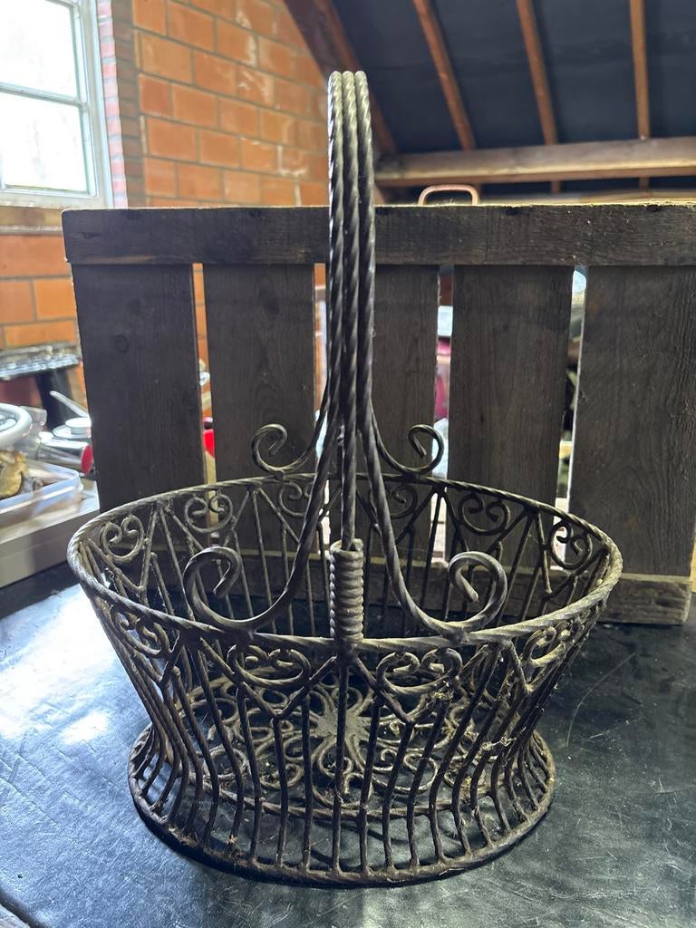 Decoratieve gietijzeren mand met handvat, Ophalen