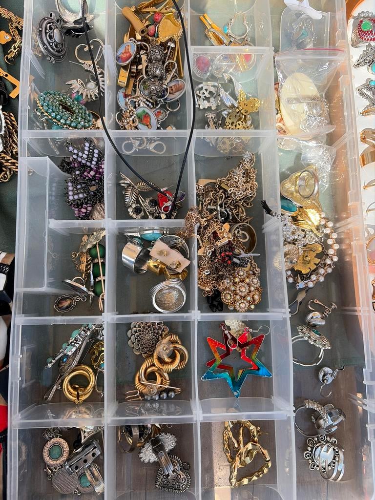 Grote doos met diverse sieraden retro vintage box 3, Sieraden, Tassen en Uiterlijk, Antieke sieraden, Ophalen of Verzenden, Goud