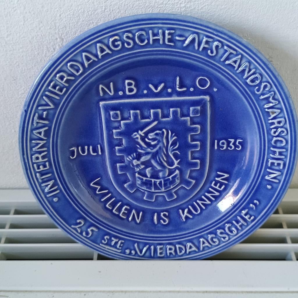 Antiek vierdaagse bord diameter 13.5 cm uit 1935, 91 jaar, Ophalen of Verzenden