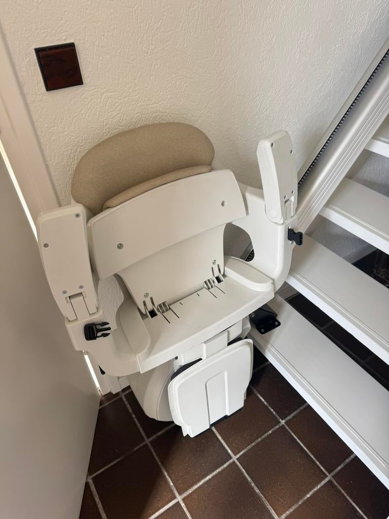 Traplift voor een rechte trap, Ophalen, Zo goed als nieuw