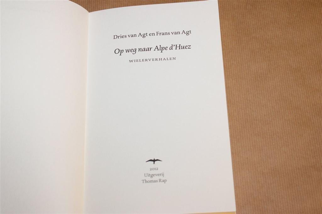 Op Weg Naar Alpe d’Huez — Gesigneerd aan Arie v. Houwelingen, Ophalen of Verzenden, Gelezen, Watersport en Hengelsport