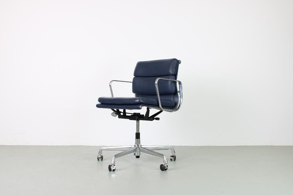 Vitra EA 217 Softpad bureaustoel, blauw leer, Aluminium, Ophalen, Gebruikt, Blauw, Bureaustoel