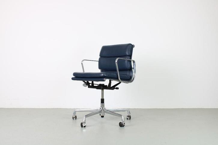 Vitra EA 217 Softpad bureaustoel, blauw leer, Aluminium, Huis en Inrichting, Bureaustoelen, Gebruikt, Bureaustoel, Blauw, Ergonomisch