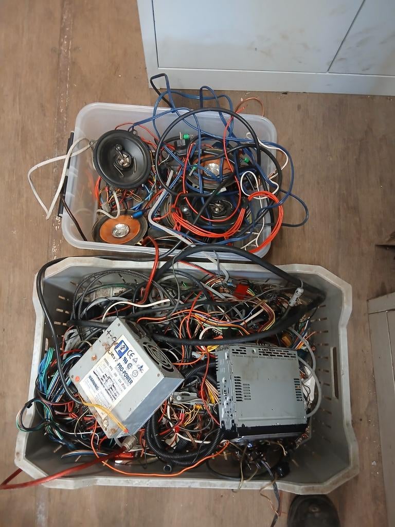 Krat met kabel/speakers/radio, Ophalen of Verzenden