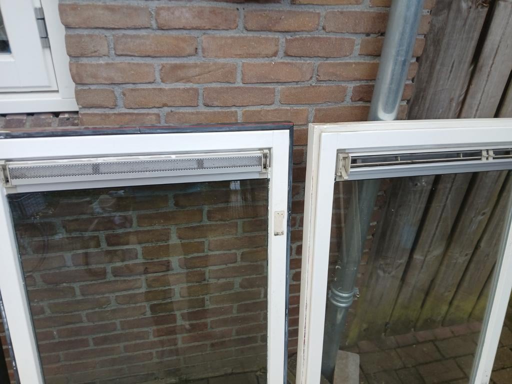 Hardhouten ramen met thermopane glas en ventilatieroosters, Ophalen