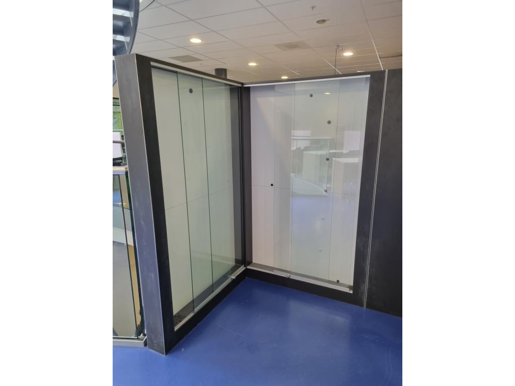 ZEER NETTE hoek vitrinekast / publicatiekast  met glazen sc, Niet ingevuld, Gebruikt, Niet ingevuld, Niet ingevuld