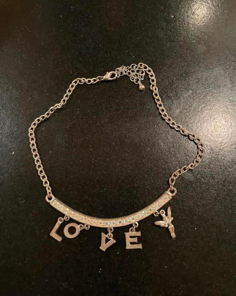 Mooie ketting met 'LOVE' bedeltjes en Tinkerbell, Gebruikt, Ophalen of Verzenden, Zilver, Overige materialen