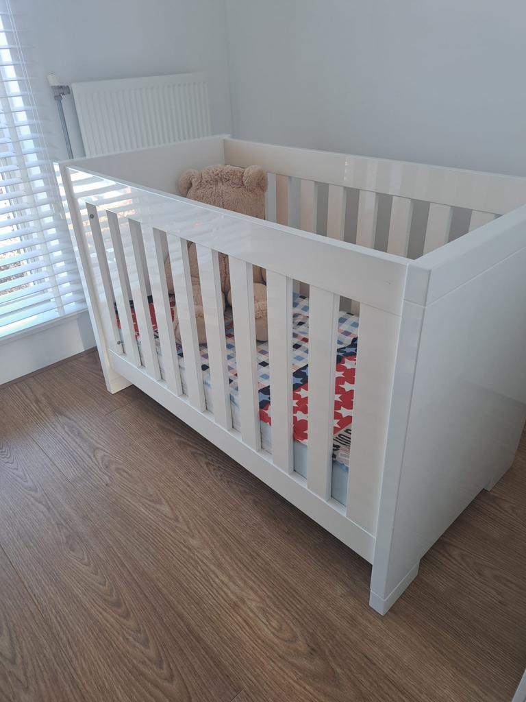 Witte hoogglans babykamer set, Kinderen en Baby's, Kinderkamer | Complete kinderkamers, Ophalen, Gebruikt, Jongetje of Meisje