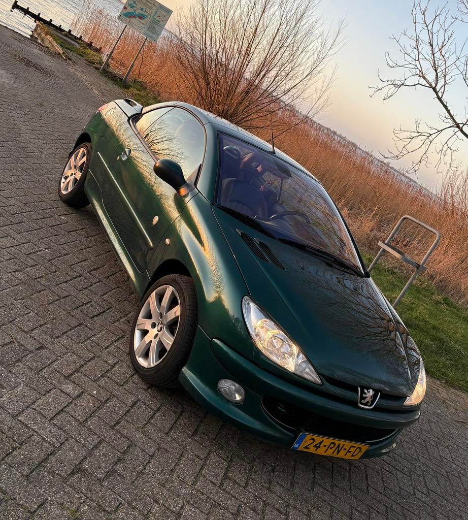 Peugeot 206 2.0 16V CC 2004 Groen, Auto's, 136 pk, 4 cilinders, Cabriolet, 4 stoelen