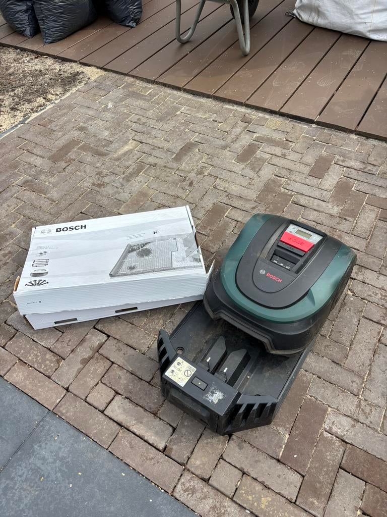 Bosch Indego XS300 robotmaaier met laadstation, Tuin en Terras, Robotmaaiers, Ophalen, Gebruikt, 20 tot 25 cm