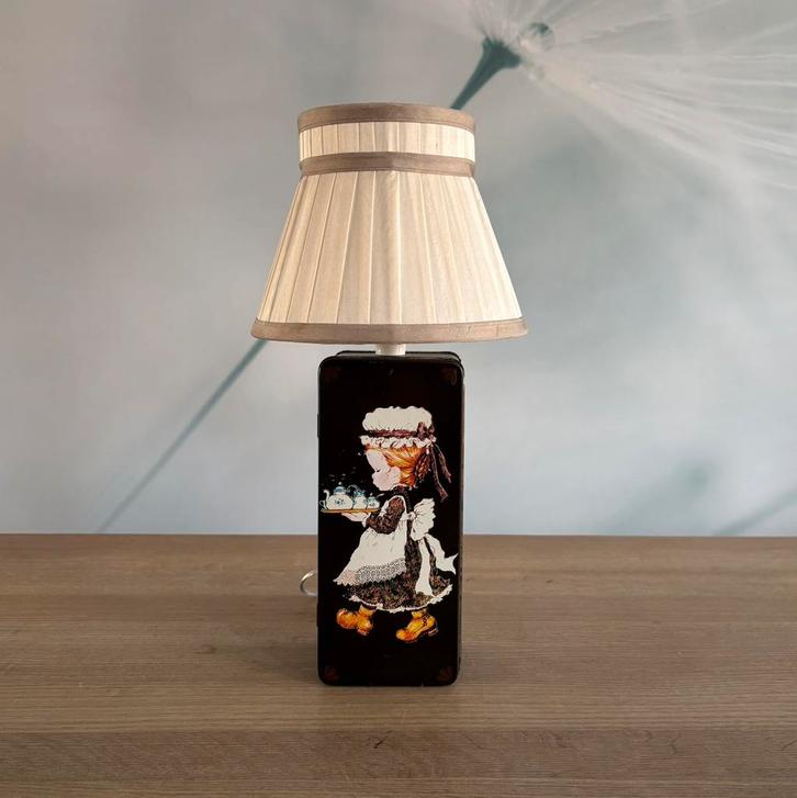 Schattige vintage bliklamp Sarah Kay made by me Origin’Lily, Huis en Inrichting, Lampen | Tafellampen, Nieuw, Minder dan 50 cm