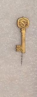 holmetaal speld sleutel met letter S, Ophalen of Verzenden, Gebruikt, Overige onderwerpen, Speldje of Pin
