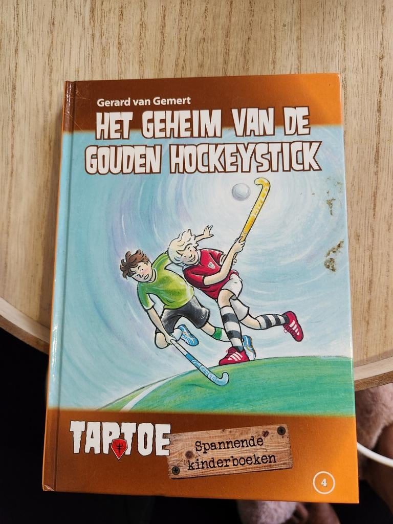 Het Geheim van de Gouden Hockeystick - Gerard van Gemert, Boeken, Ophalen of Verzenden, Fictie algemeen
