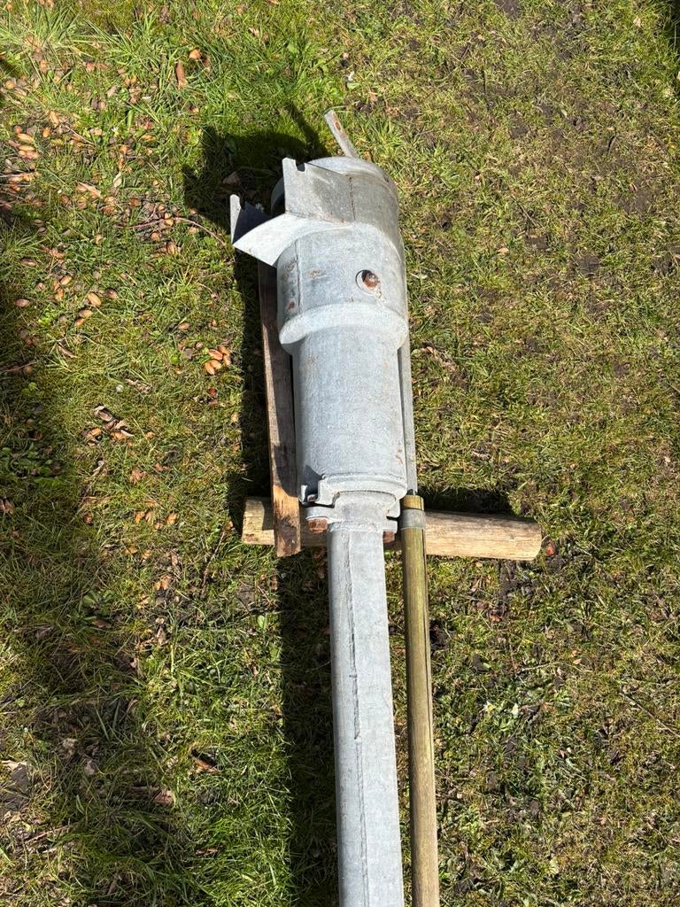 Oude mestpomp gegalvaniseerd, Ophalen